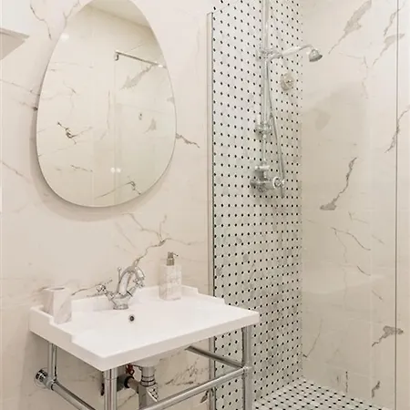 Large Flat Louvre Pont Neuf 48 M2